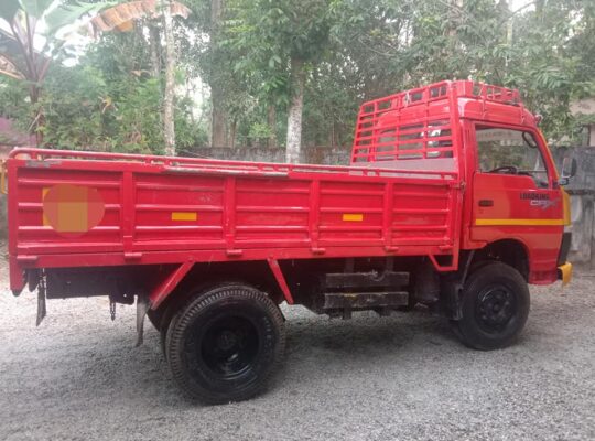 Urgent sell Mahindra nissan 6wheel 2012 model